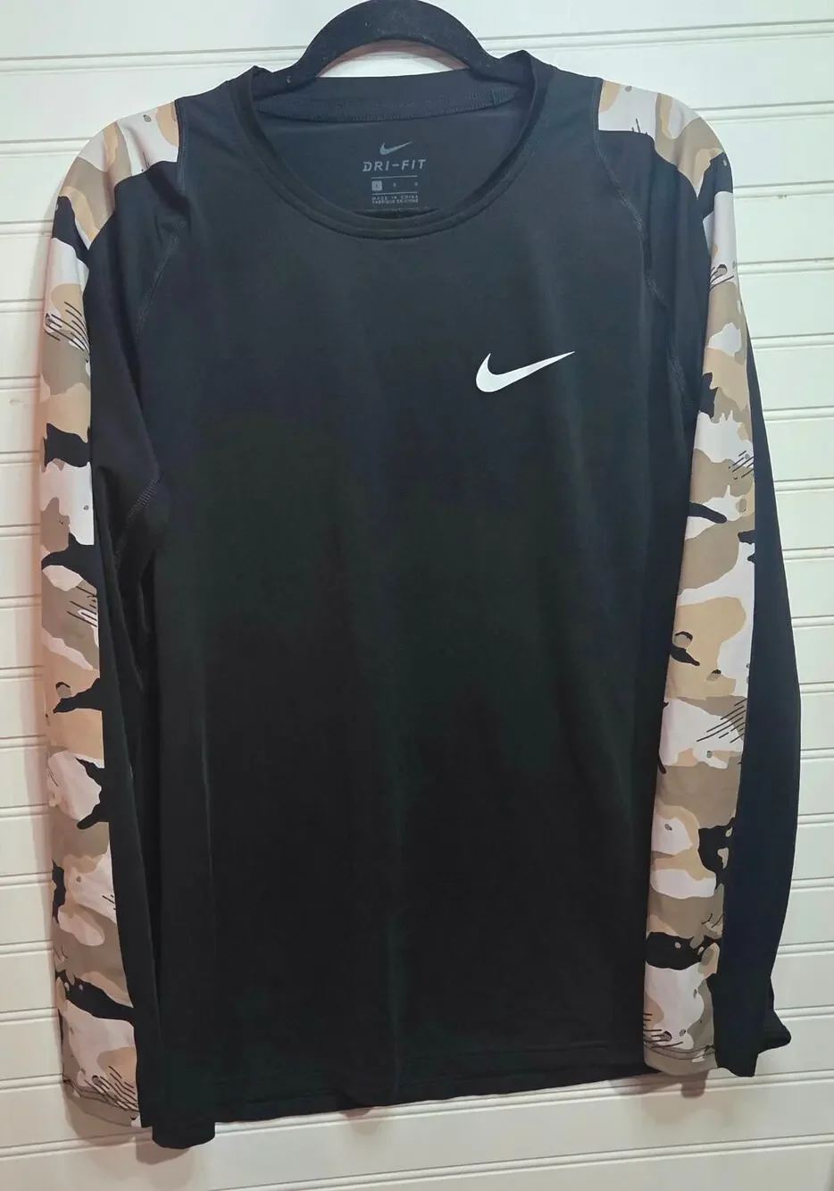 Nike Dri-FIT Men’s Medium Black Camo Long Sleeve Performance Shirt